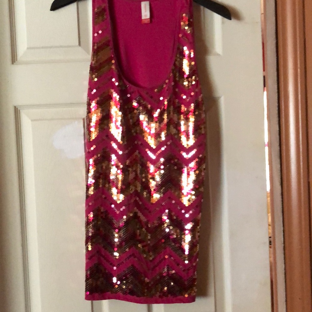 Sleeveless sequined top.
